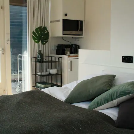 Houseboat Sooki Bed & Breakfast
