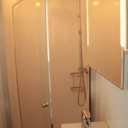Houseboat Sooki בית הארחה